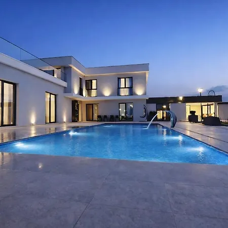 Elite Mansion Tirana - Heated Pool & - 9br بيت للعطل *