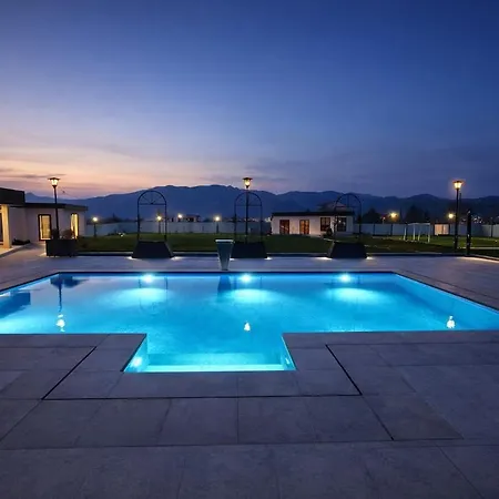 Elite Mansion Tirana - Heated Pool & - 9br بيت للعطل